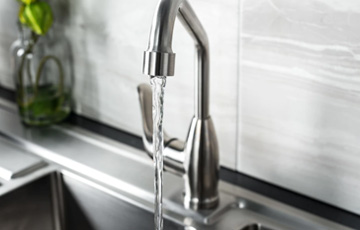 Acqua liscia o gasata dal rubinetto di casa con purificatori d'acqua e frigogasatori Gemini Water - Energy Drive